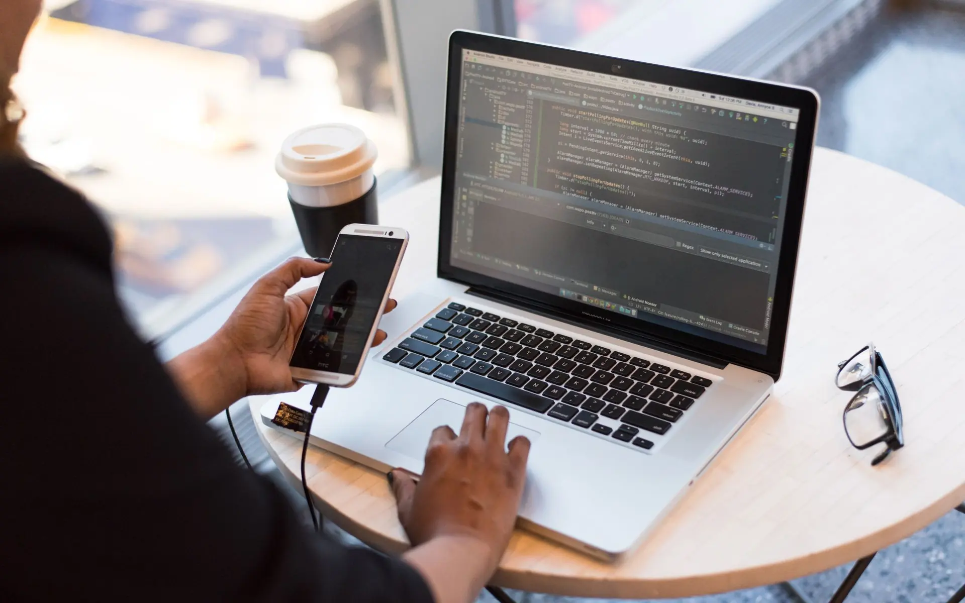 Article cover: choosing between a mobile app, PWA and responsive website.