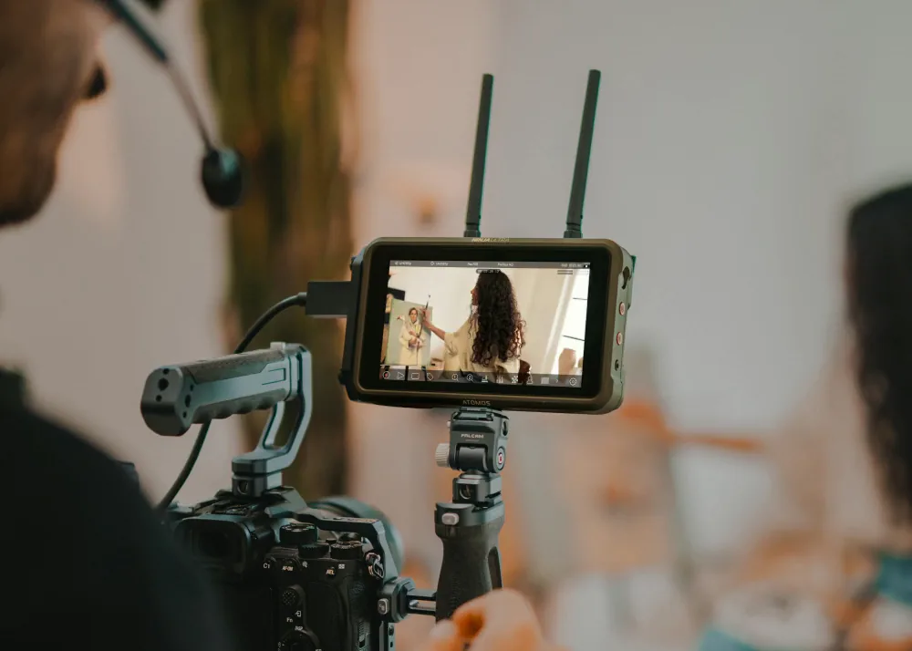 Atomos Ninja monitor mounted on a camera rig showing the footage being filmed.